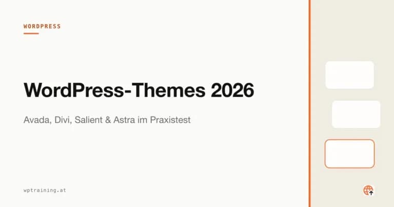 Vier Theme-Mockups nebeneinander auf einem Designer-Schreibtisch